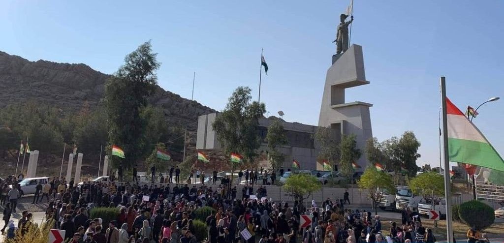 للمطالبة بصرف منحهم المالية.. المئات من طلبة جامعة السليمانية يواصلون احتجاجاتهم الغاضبة