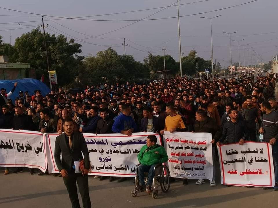 قطع طرق واعتصام.. خريجو المعاهد في ديالى ينتفضون للمطالبة بالتعيينات