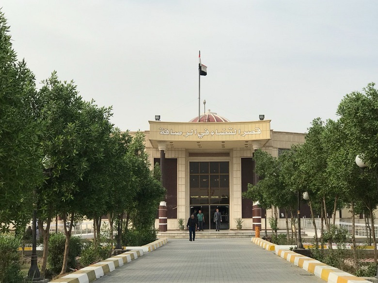 بينها لمجلس القضاء.. السجن 6 سنوات لمجرم ضبط بحوزته اختام مزورة لدوائر الدولة