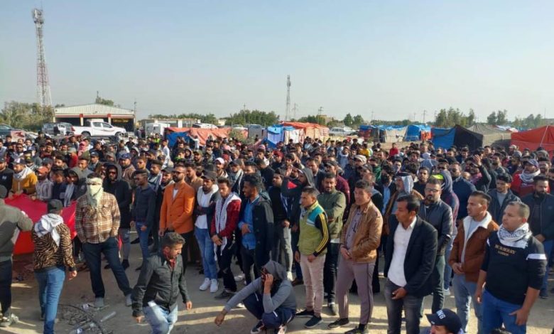 للمطالبة بالتعيين.. خريجو الكليات والمعاهد يغلقون مبنى الحكومة المحلية في ذي قار