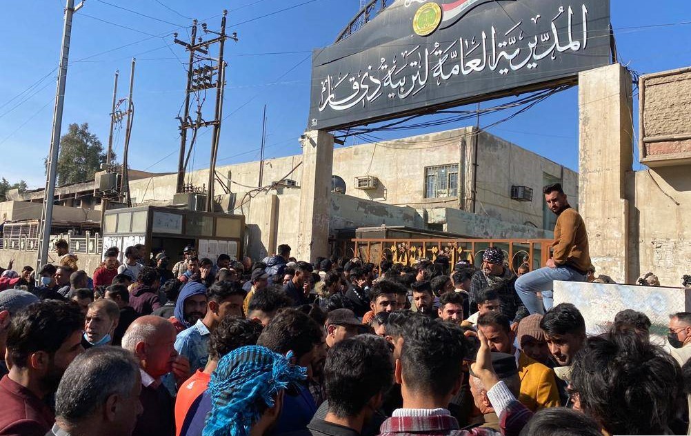 أسوة بالمحاضرين.. خريجو الكليات والمعاهد يغلقون مبنى مديرية تربية ذي قار للمطالبة بالتعيين