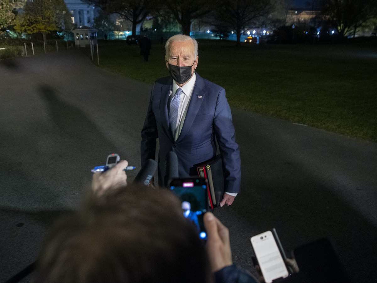 بايدن لبوتين: لا أقبل خطوطاً حمراء من أحد