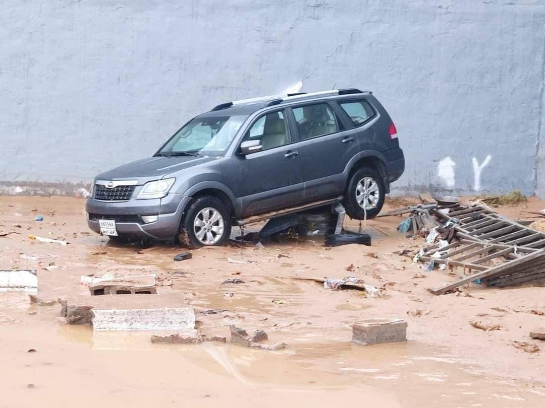 صور جديدة للخسائر في أربيل.. عوائل تراقب الكارثة من سطوح المنازل