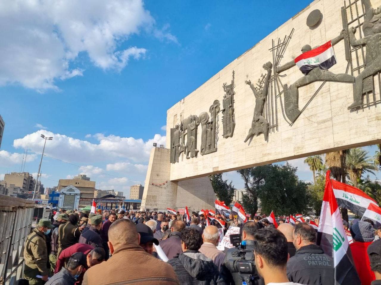 جماهير حزبية كردية تتجمع في ساحة التحرير رفضا لترشيح هوشيار زيباري