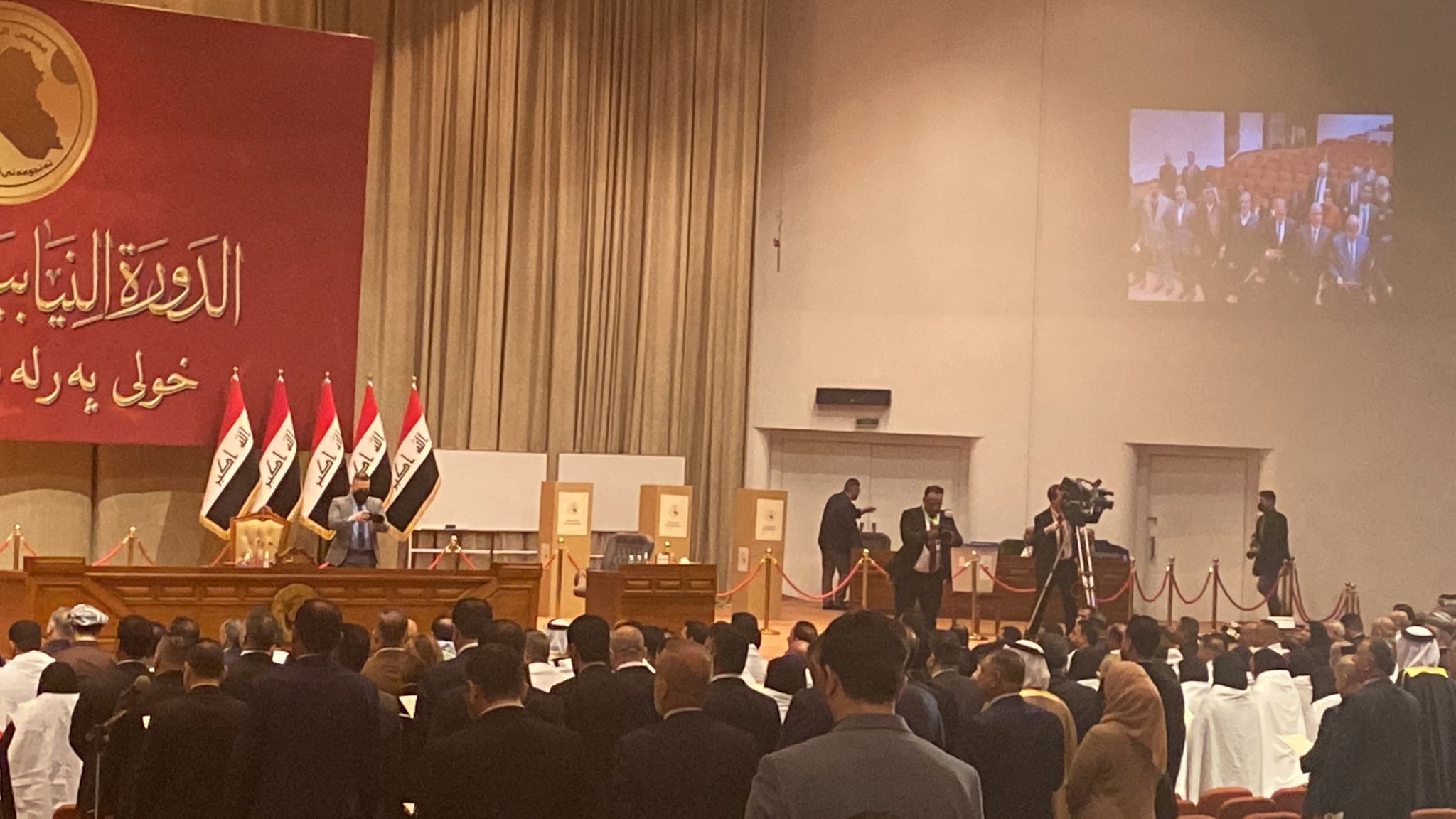 النواب يؤدون اليمين الدستورية وهتافات متبادلة بين اعضاء الكتل