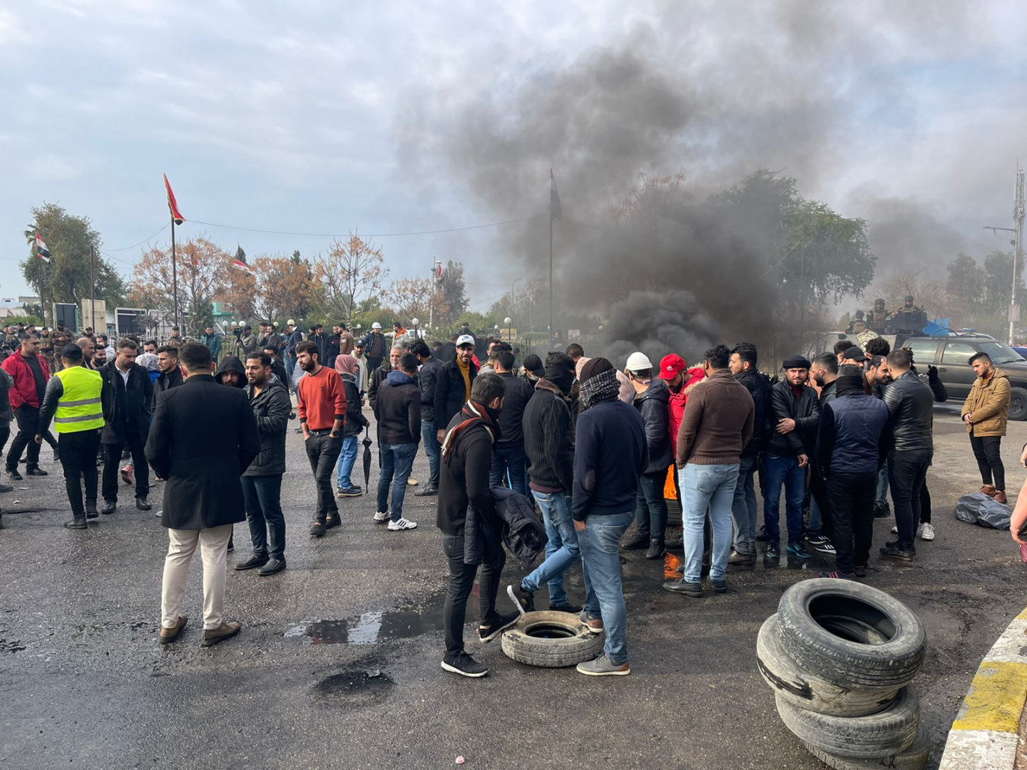 بالفيديو.. صدامات وإصابة محتجين بتجدد التظاهرات أمام شركة نفط الشمال