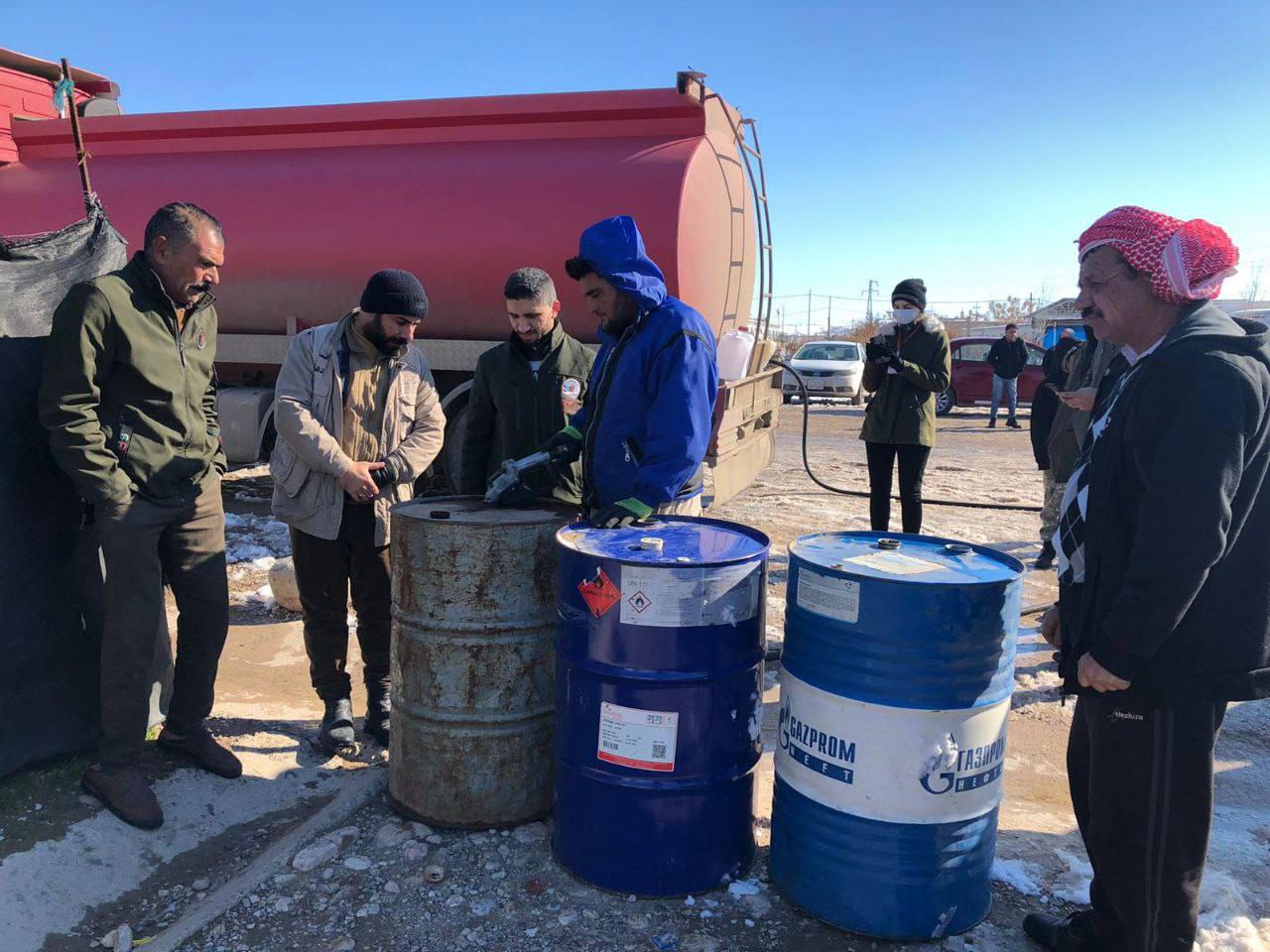 الهجرة: مستمرون بتوزيع مادة النفط الابيض للنازحين في مخيمات الاقليم