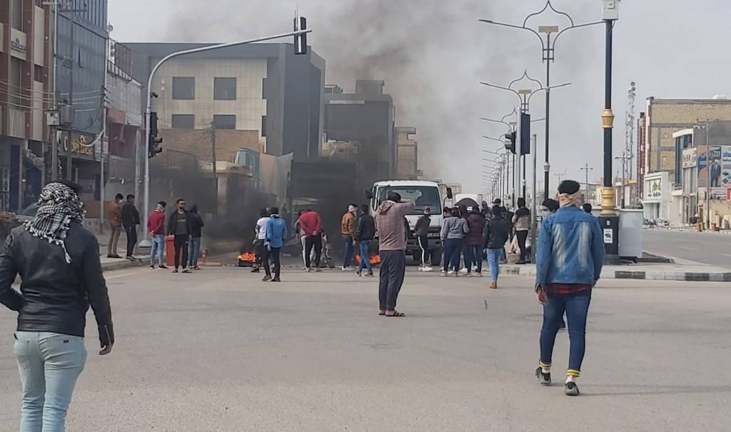 ذي قار.. عشرات الخريجين يقطعون شارعا حيويا وسط الناصرية للمطالبة بالتعيين