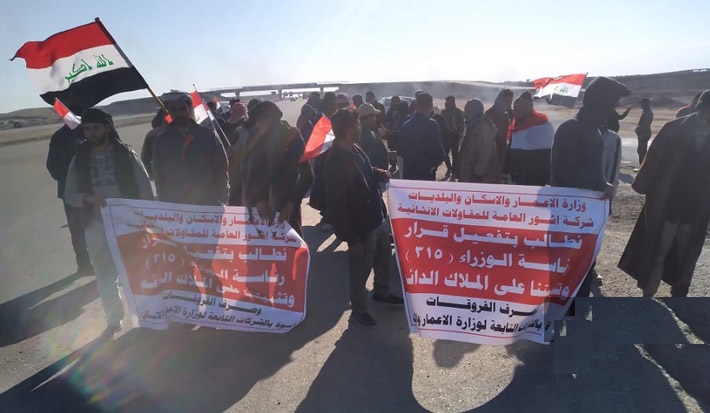 في المثنى.. متعاقدون مع شركة حكومية يقطعون طريقا حيويا للمطالبة بتحسين رواتبهم