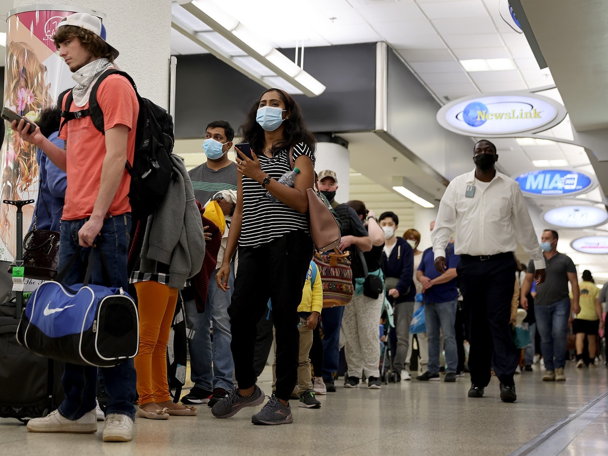 الطقس و”أوميكرون” يلغيان أكثر من 2600 رحلة جوية بالولايات المتحدة