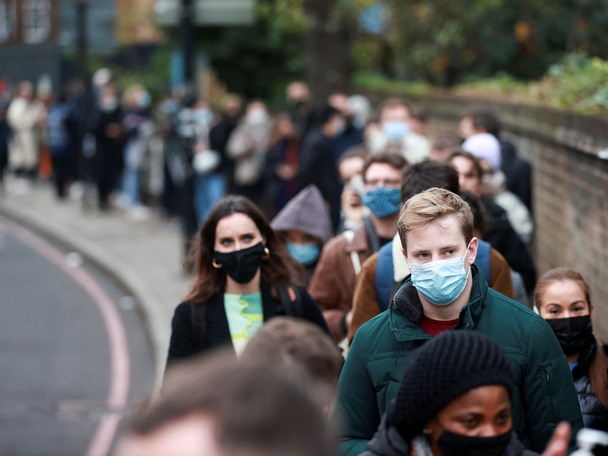 بريطانيا تدعو للتعايش مع كورونا وسط التفشي السريع لأوميكرون