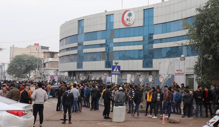 للمطالبة بصرف مستحقاتهم.. المتعاقدون مع صحة البصرة يواصلون اغلاق مبنى الدائرة لليوم الثاني