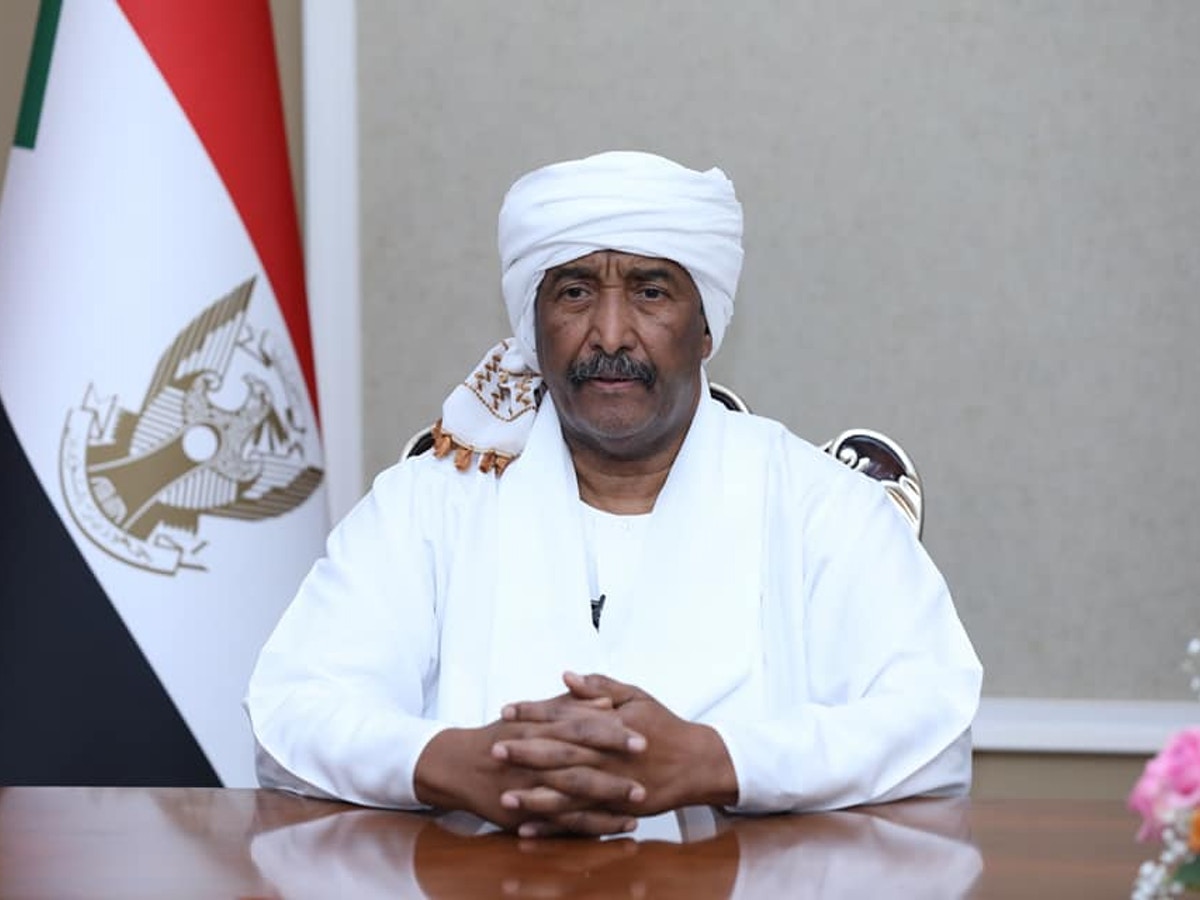 السودان.. البرهان يحذر من “مُهددات وجودية”.. ومصادر: حمدوك يرجئ استقالته