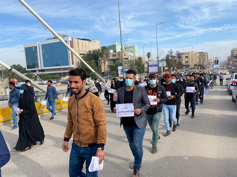 في ذي قار.. عشرات الخريجين يغلقون جسرا حيويا وسط الناصرية للمطالبة بالتعيين