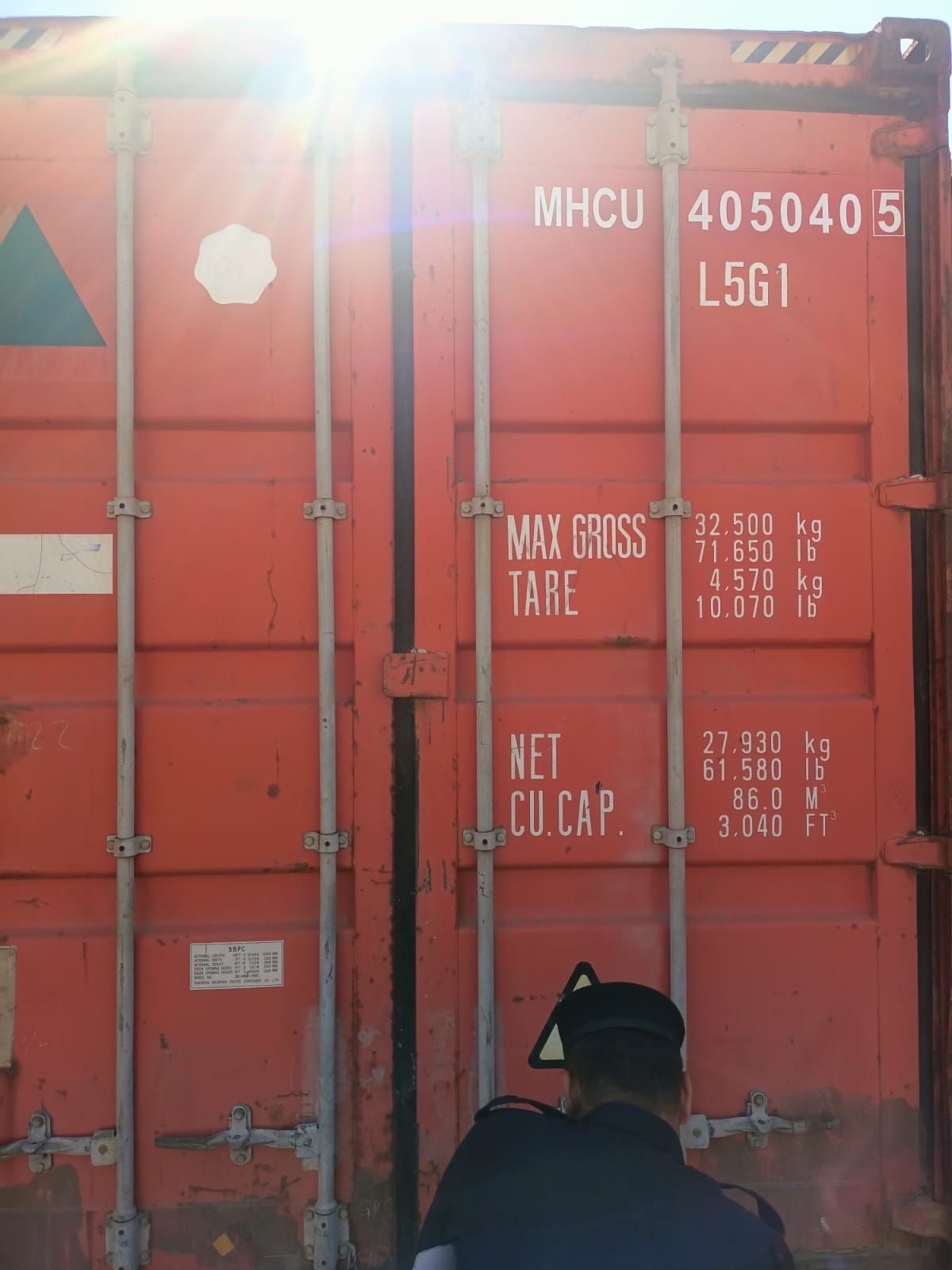 احباط محاولة تهريب حاويات مخالفة في ام قصر