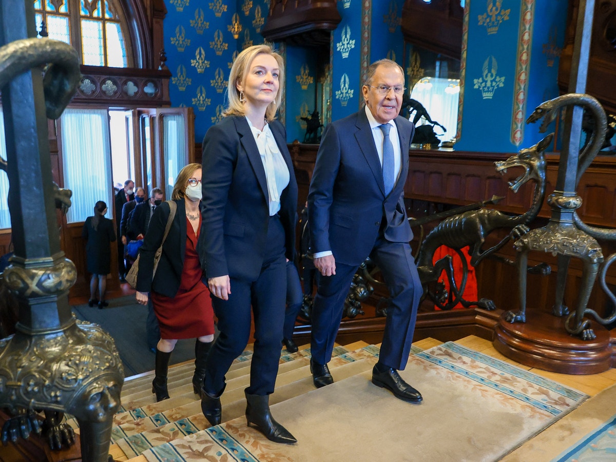 بريطانيا: مستعدون لأي هجوم روسي.. وموسكو: التهديد لن يخفض التوتر