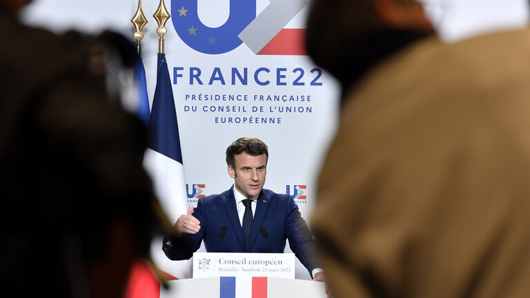 بعد وصف بايدن لبوتين بـ”الجزار”.. ماكرون يحذر من تصعيد