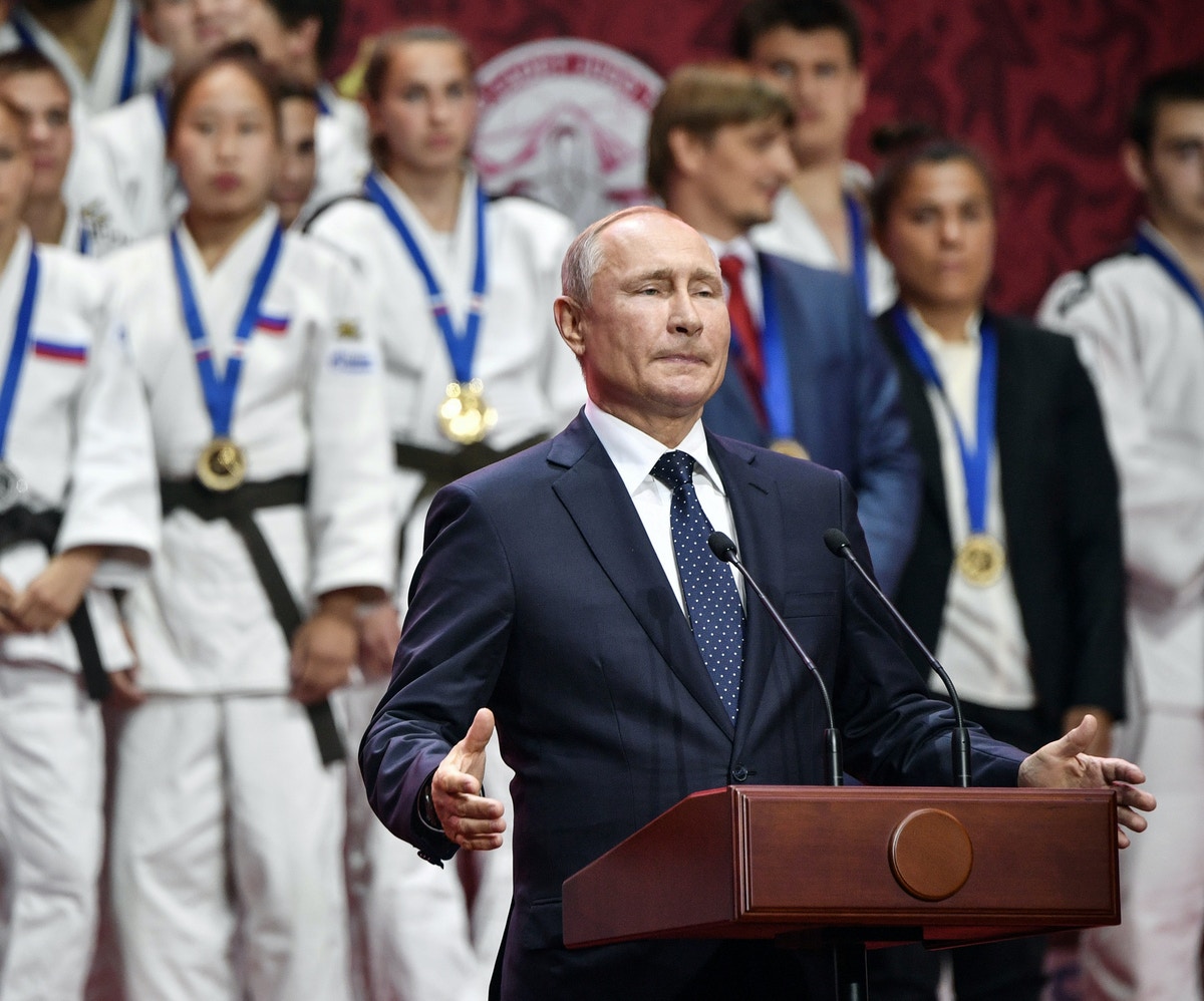 عزل الرئيس الروسي بوتين من جميع مناصبه بالاتحاد الدولي للجودو