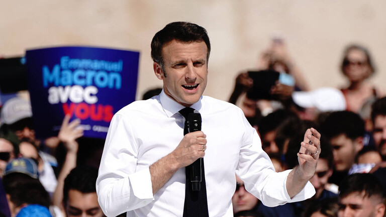 ماكرون: قانون حظر الحجاب سيخلق حرباً أهلية