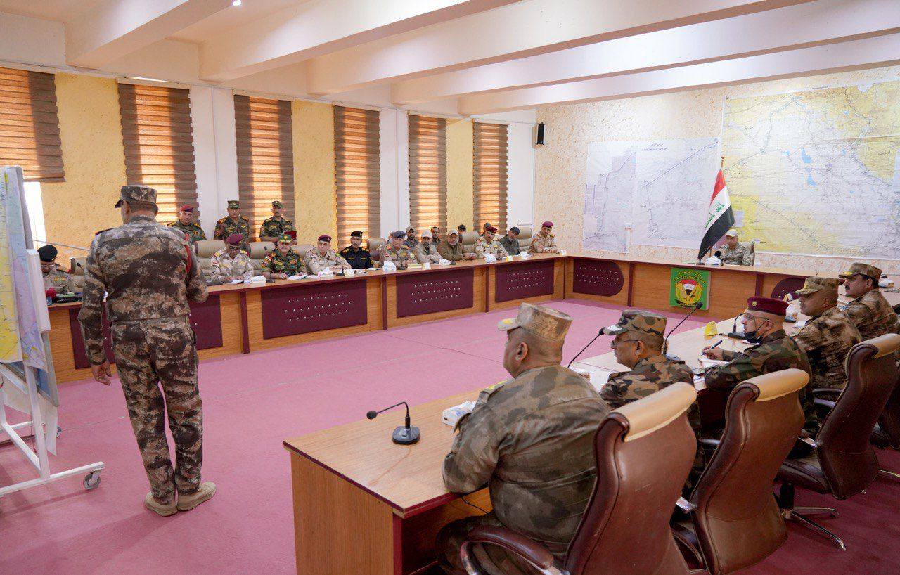 الكاظمي يستمع إلى إيجاز بعد وصوله لمقر قيادة قوات حرس الحدود في الأنبار