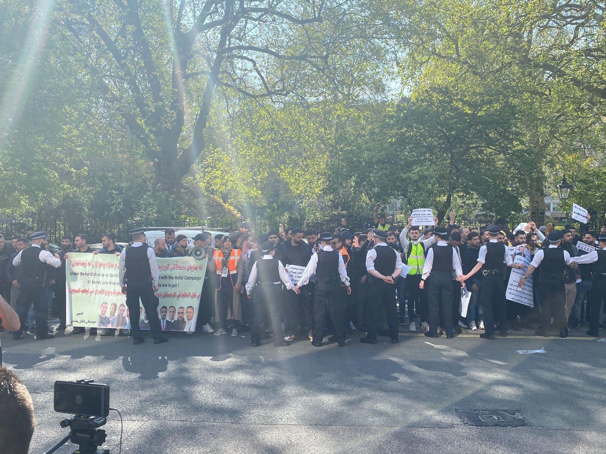 تجمع غاضب أمام مقر بارزاني في لندن.. وإعلام البارتي: متشددون وانصار لحزب العمال