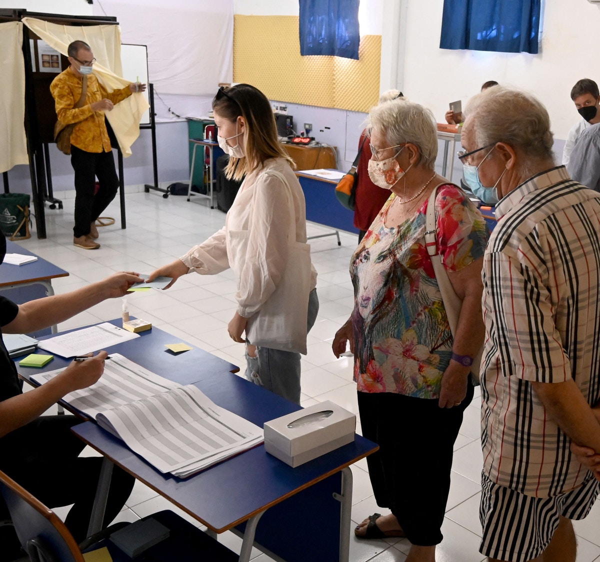 انطلاق جولة الحسم في انتخابات الرئاسة الفرنسية.. ماكرون أم لوبان؟