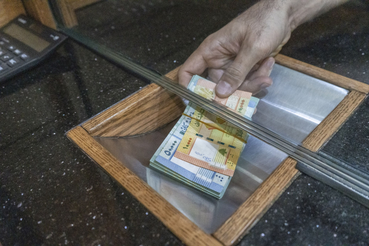 حكومة لبنان تقر إصلاحات تستهدف توحيد سعر الليرة وحل المصارف غير القابلة للاستمرار
