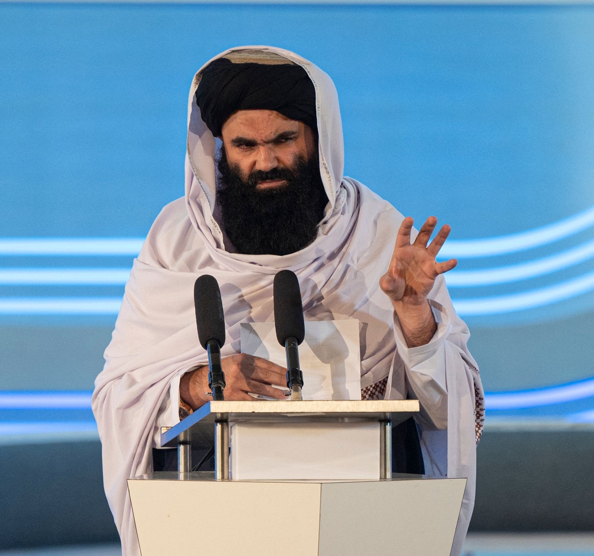 وزير داخلية طالبان المطلوب أميركياً يغازل واشنطن: ليست عدواً