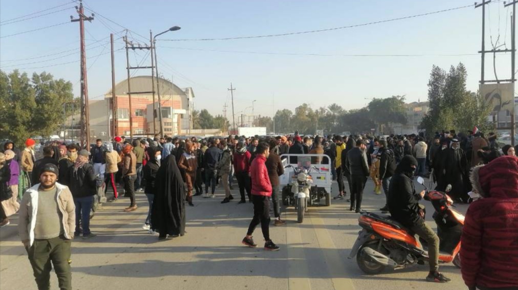 عشرات الخريجين العاطلين يقطعون جسراً مهماً وسط ذي قار