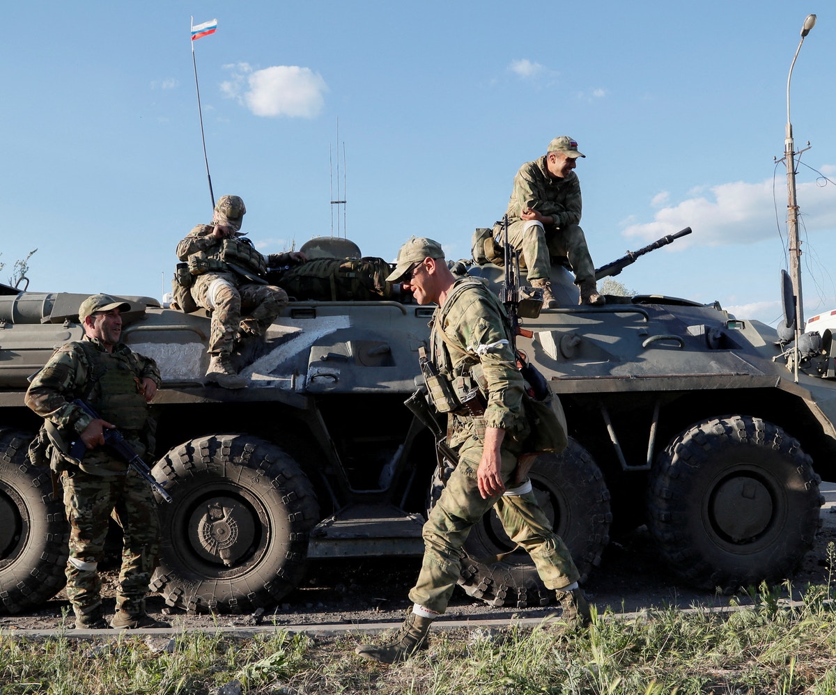 روسيا: استسلام 1730 أوكرانياً في “آزوفستال”.. وكييف: لا هدنة مع موسكو