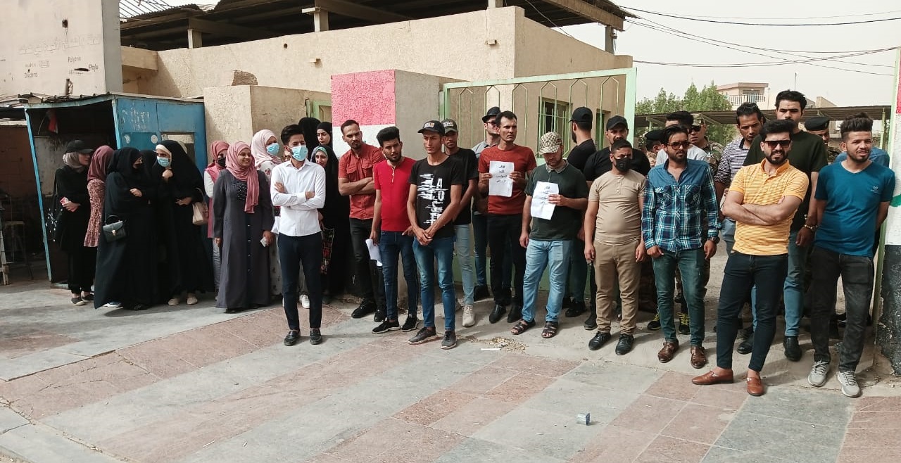خريجون يغلقون أبواب إحدى دوائر واسط