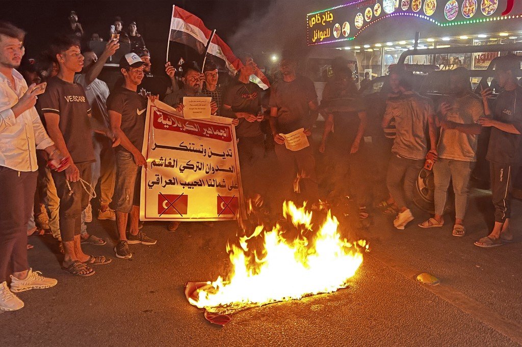 مطالبات برد “كبير”.. مظاهرات أمام السفارة التركية في بغداد