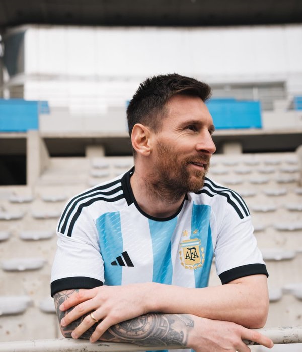 ميسي يكشف عن قميص الأرجنتين لمونديال قطر