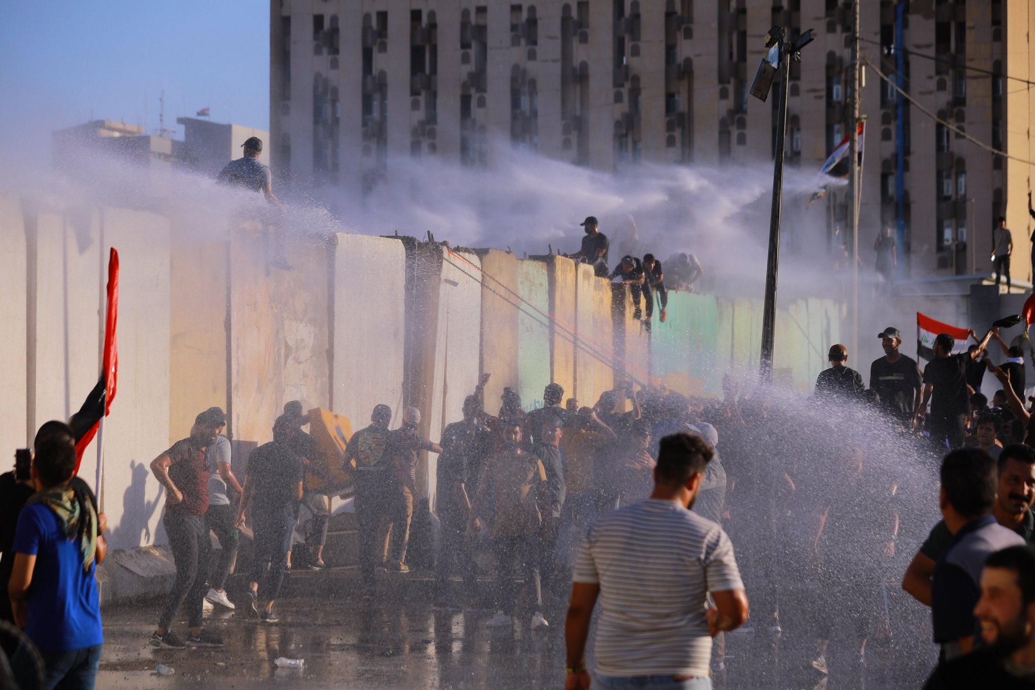 الكاظمي يوجه الأجهزة الأمنية إلى عدم إطلاق النار أو حمل السلاح في ساحات التظاهر