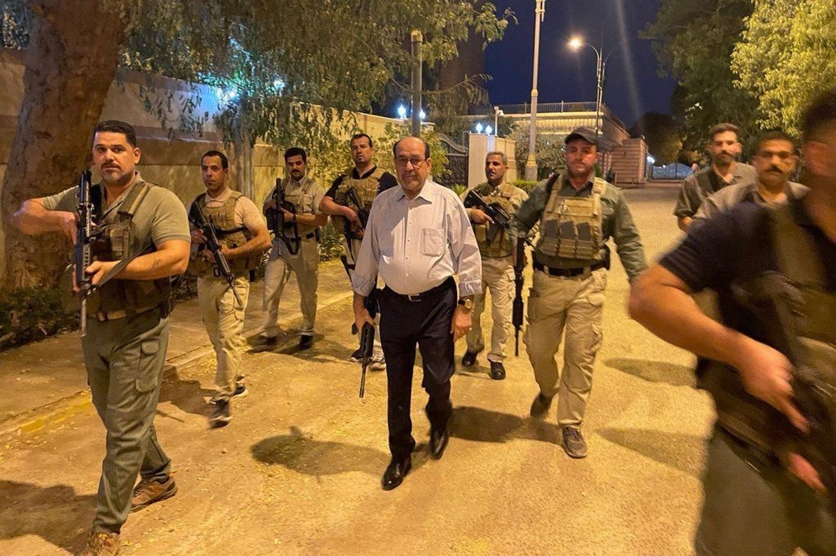 صور متداولة للمالكي يحمل سلاحاً “عقب انسحاب المتظاهرين” بالمنطقة الخضراء