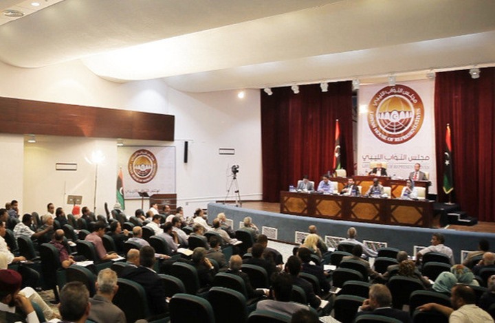 متظاهرون يقتحمون مقر البرلمان الليبي في طبرق ويضرمون النيران فيه