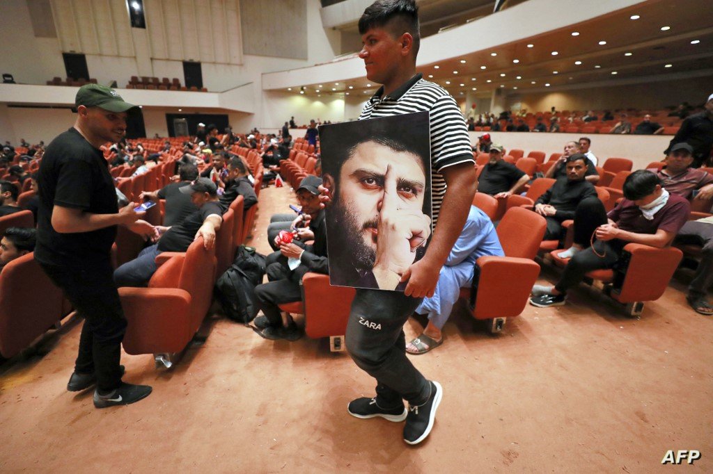 تحليل يطرح تكهنات حول دوافع الصدر ومستقبل العملية السياسية بالعراق