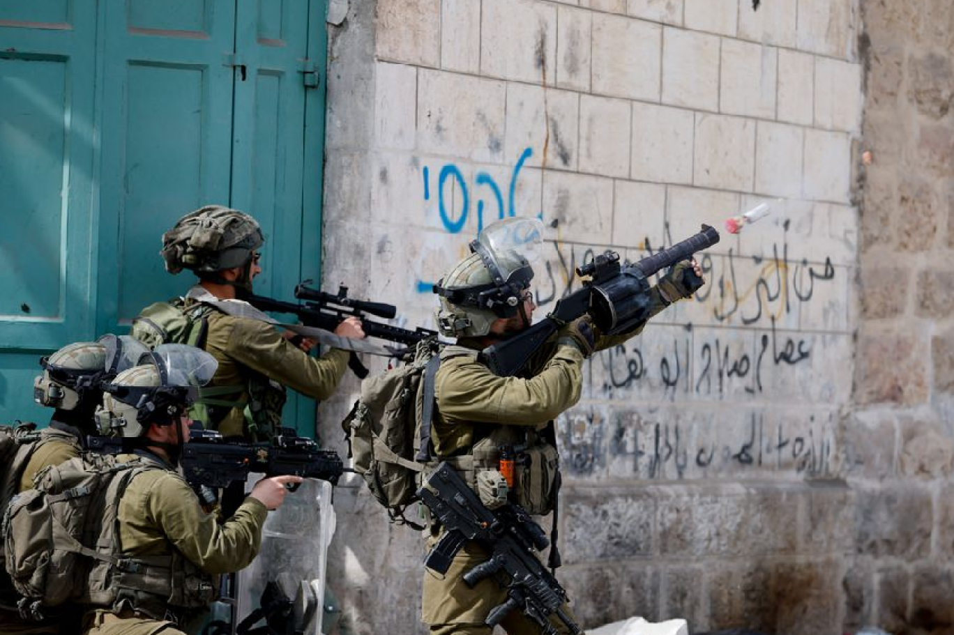 قوات إسرائيلية تقتل فلسطينيا وتصيب 16 خلال مداهمة بالضفة الغربية