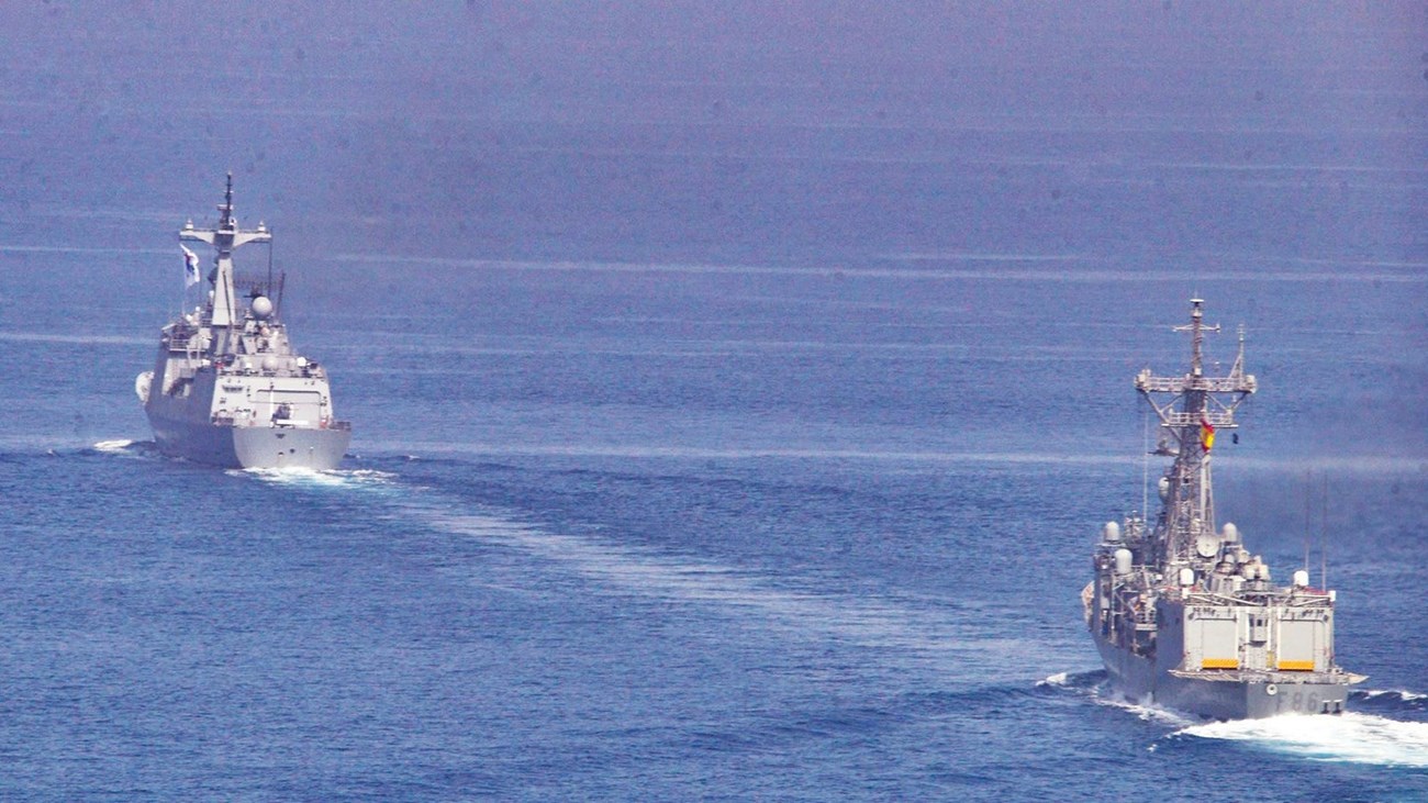 البحرية الأميركية تعترض سفينة إيرانية احتجزت مسيرتين مائيتين