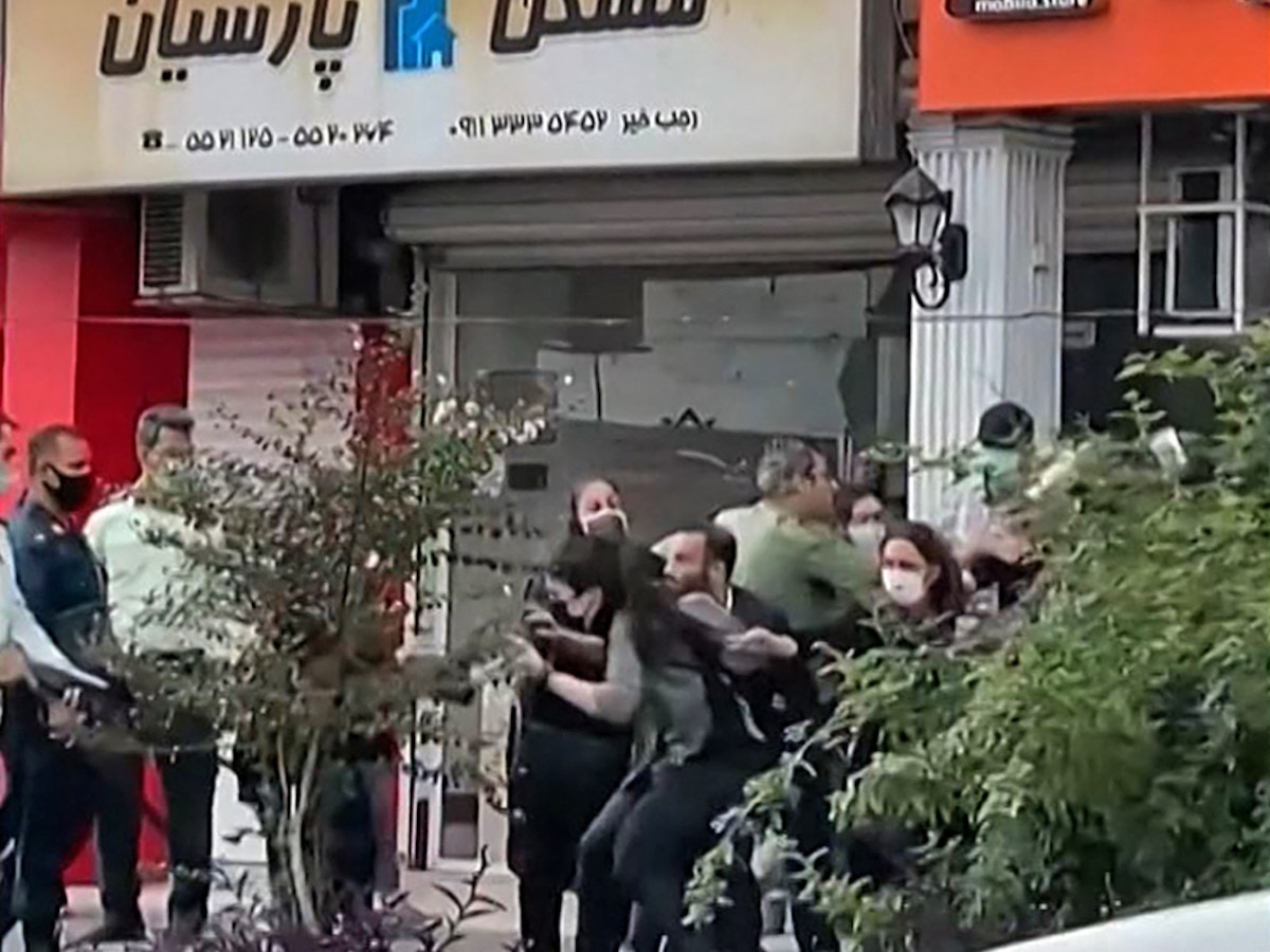 رئيسي يتهم واشنطن بـ”زعزعة استقرار” إيران.. وعقوبات “قاسية” على المحتجين