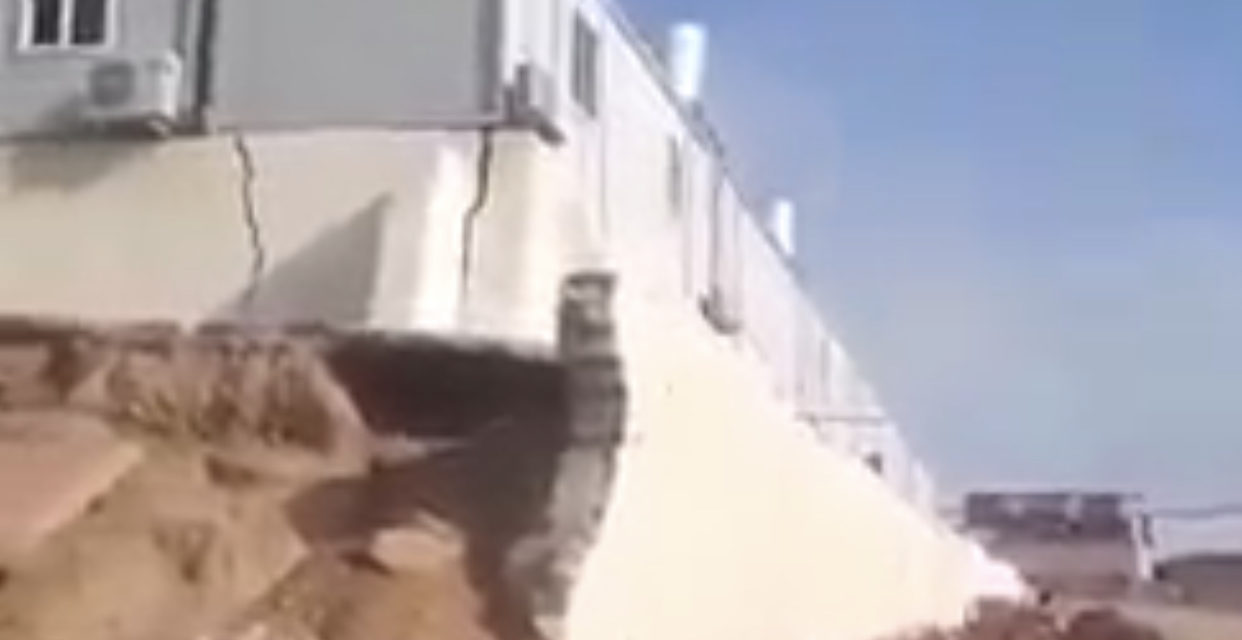 شاهد حي على تدهور التربية .. انهيار بناية مدرسة في الموصل قبل اكتمالها