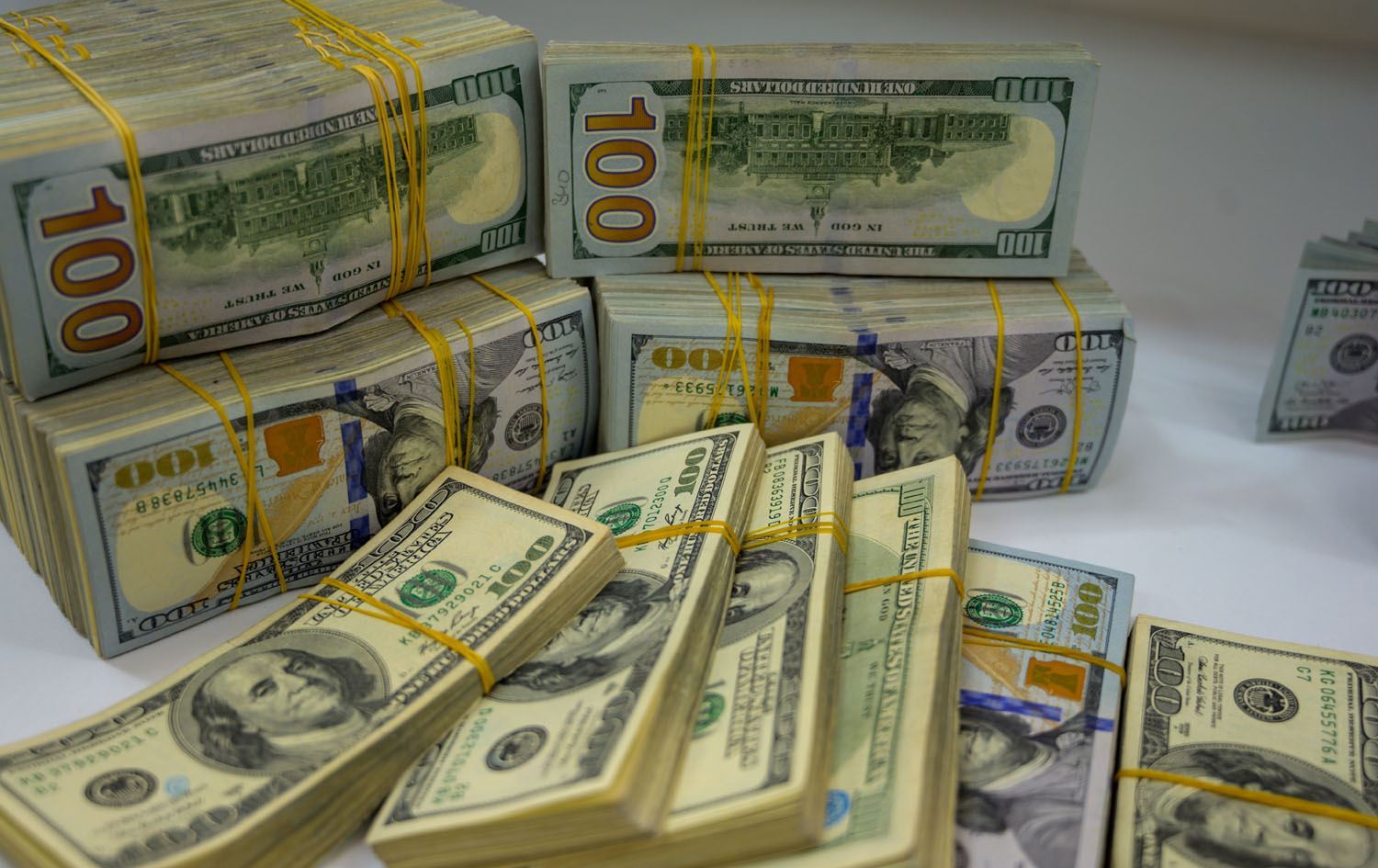 مصادر تكشف وجود عجلات تابعة لمصارف بالقرب من منازل في المنصور