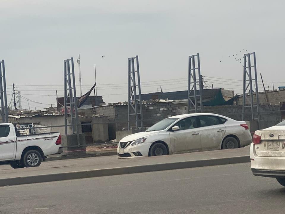 قبيل انطلاق بطولة خليجي 25 .. نصب الاعلانات الجدارية على طول شوارع البصرة للتغطية على العشوائيات (صور)