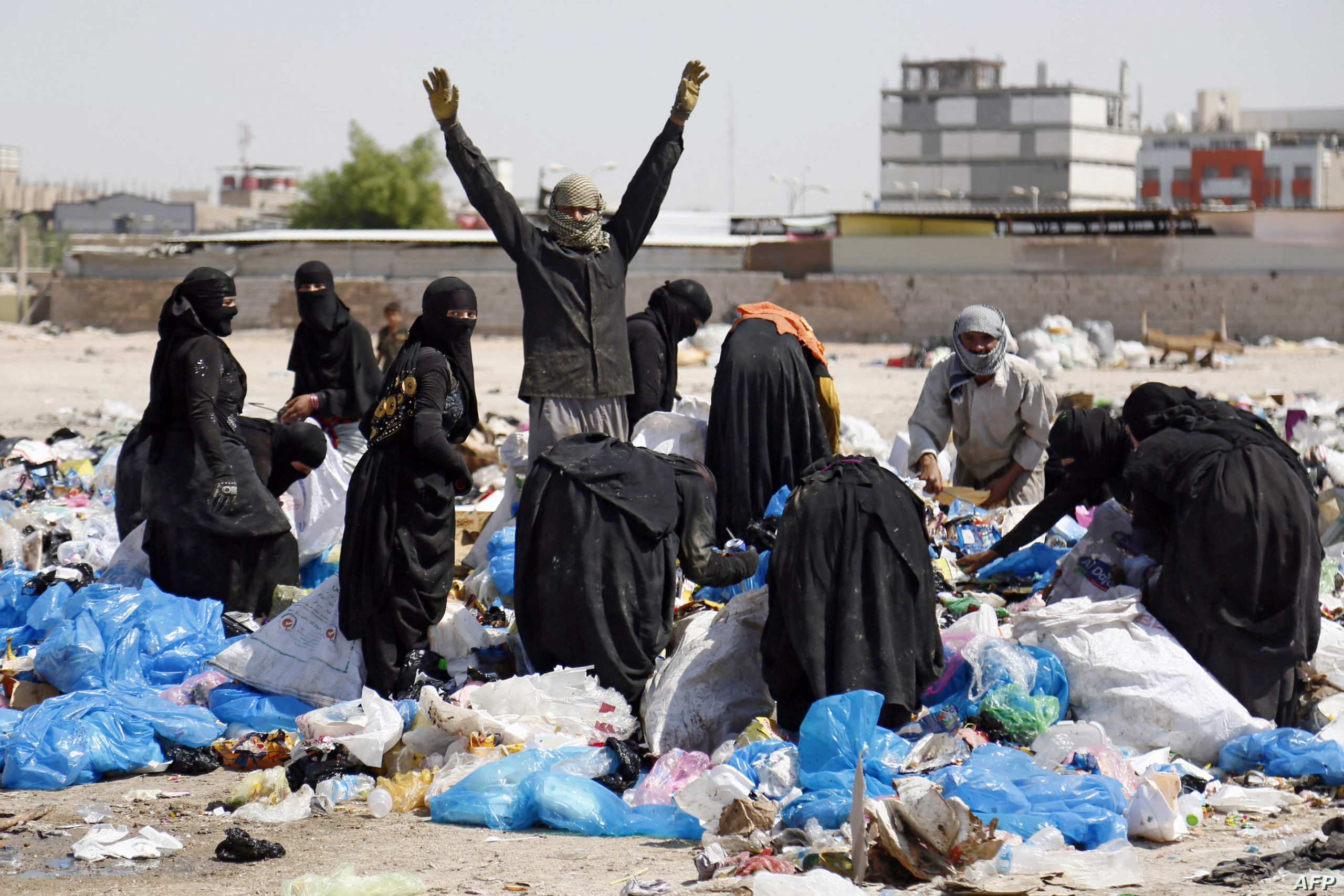 نواب سابقين: ارتفاع الدولار تسبب بزيادة نسبة الفقر في البلاد