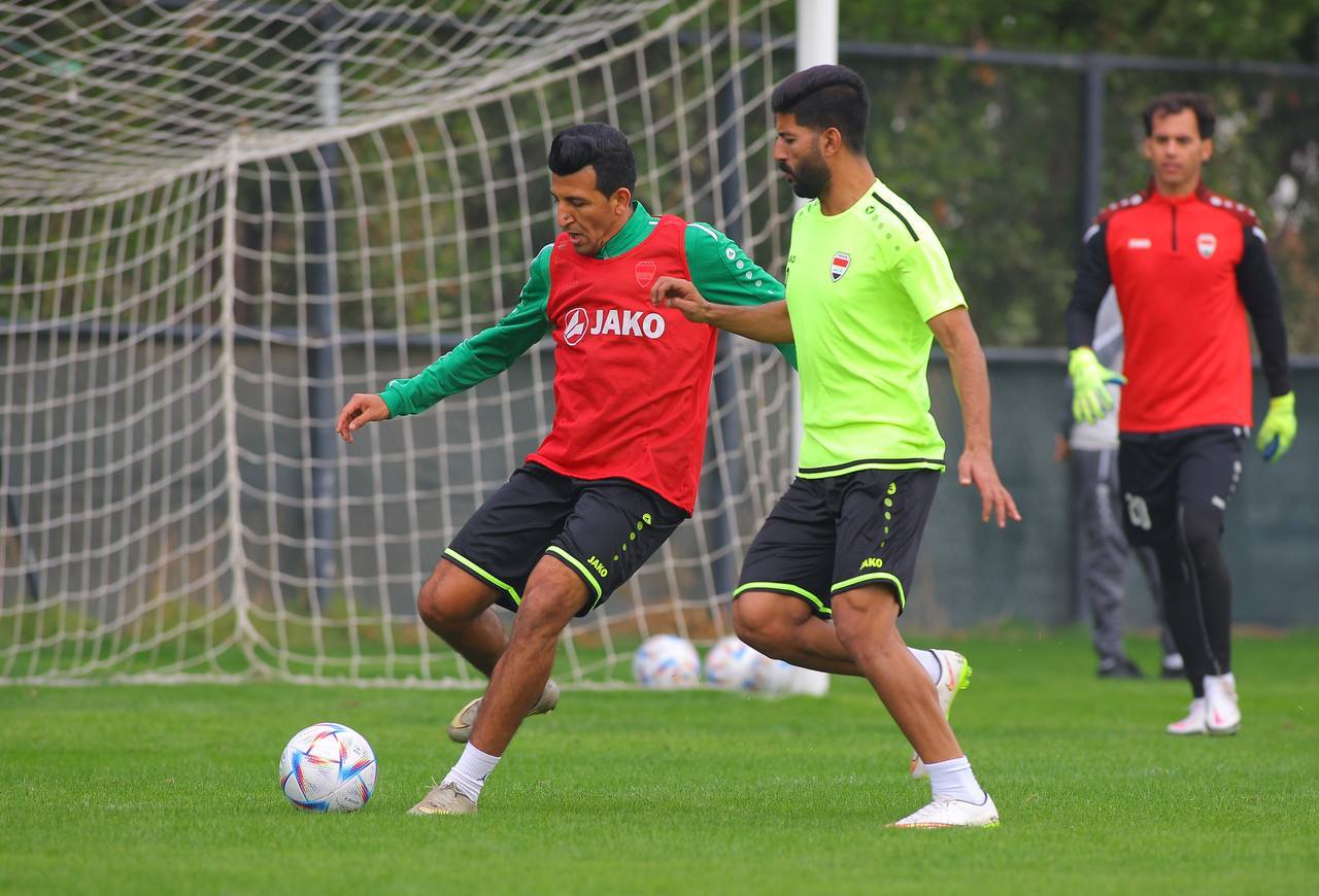 المنتخب الوطني يكثف تدريباته في البصرة تأهباً للقاء عُمان بافتتاح خليجي 25