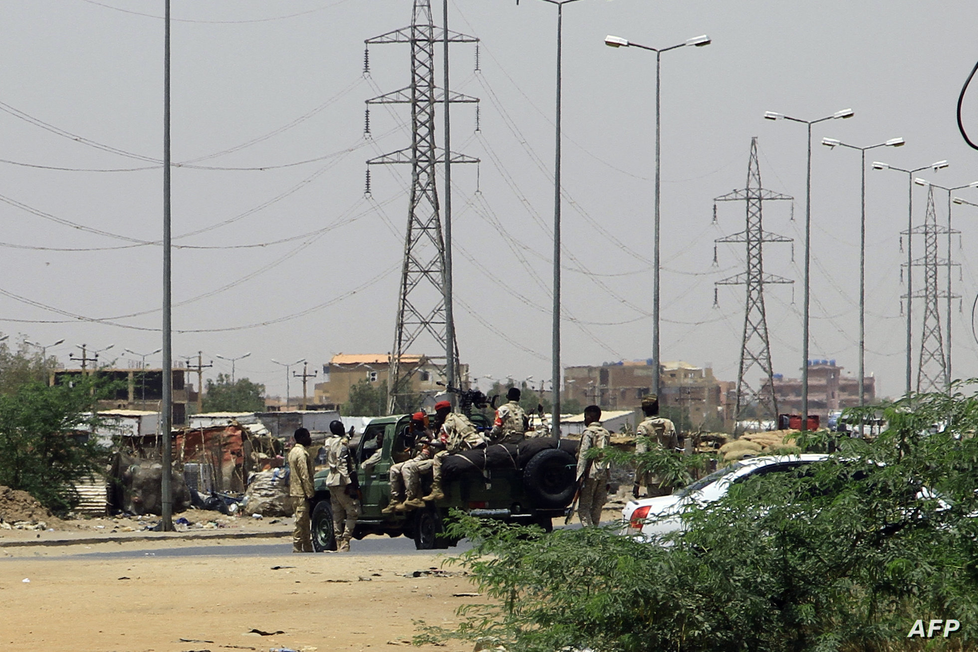 السفير الأميركي في السودان يحذر من تصاعد الموقف: القتال أمر في غاية الخطورة