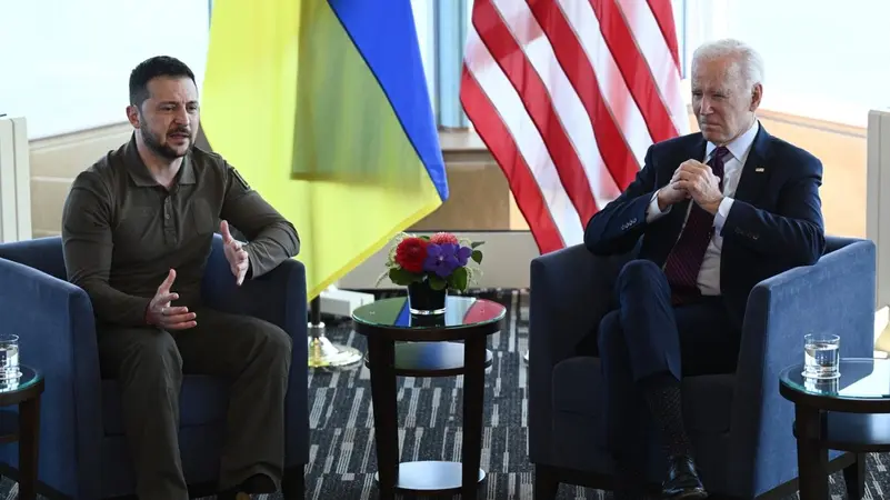 ضوء أخضر لـ إف 16 وأسلحة جديدة.. بايدن يعد زيلينسكي بالمزيد