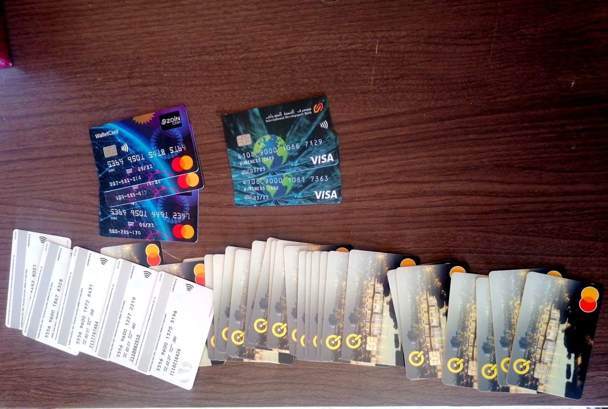 اعتقال مسافر بحوزته 65 بطاقة فيزا كارد