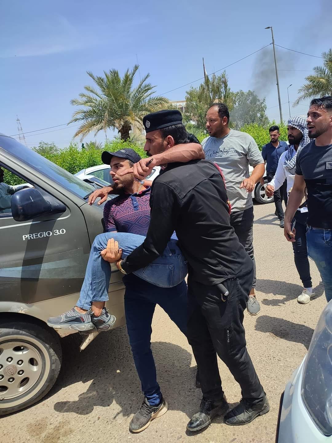 المئات من المتظاهرين يطالبون بفرص عمل وسلطات الإطار ترد على طريقتها