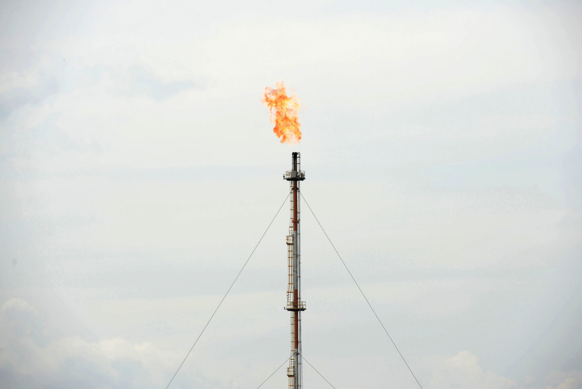 النفط يسجل أول زيادة أسبوعية منذ أبريل بدعم الإقبال على المخاطرة